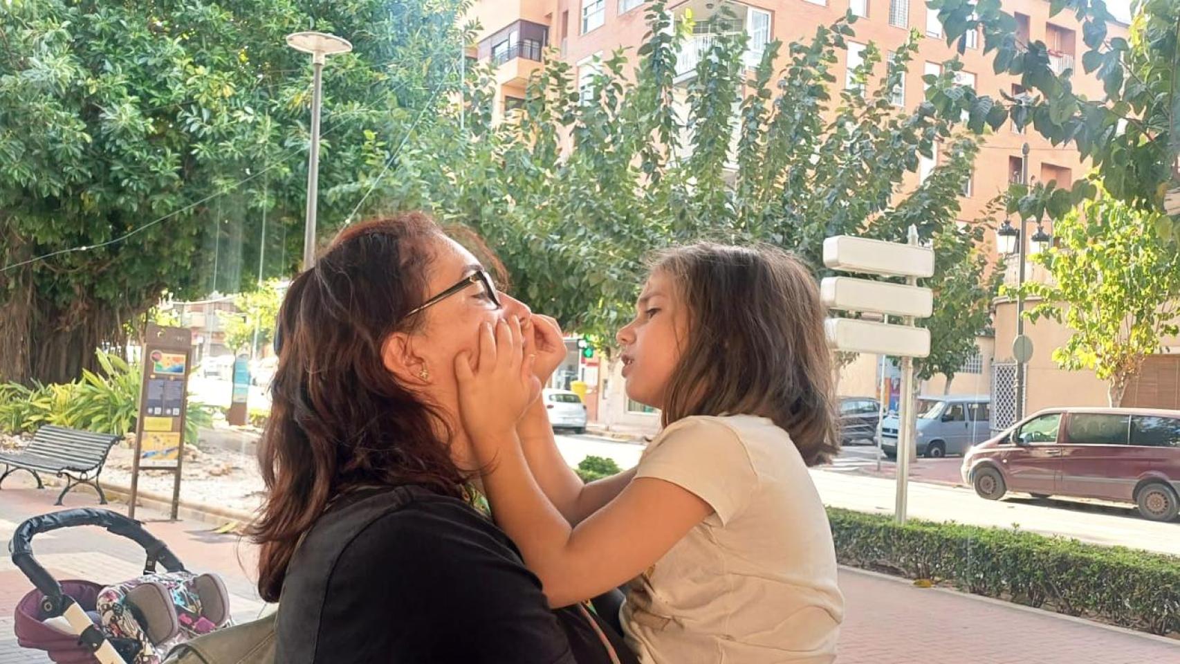 Érika, junto a su madre, Estíbaliz.