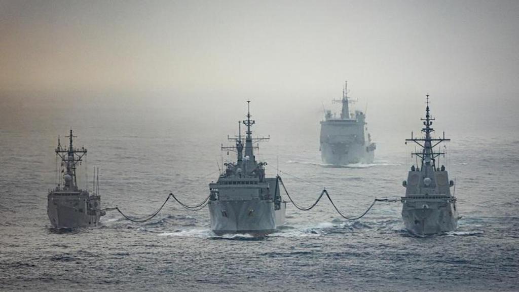 La fragata Almirante Juan de Borbón en las maniobras.