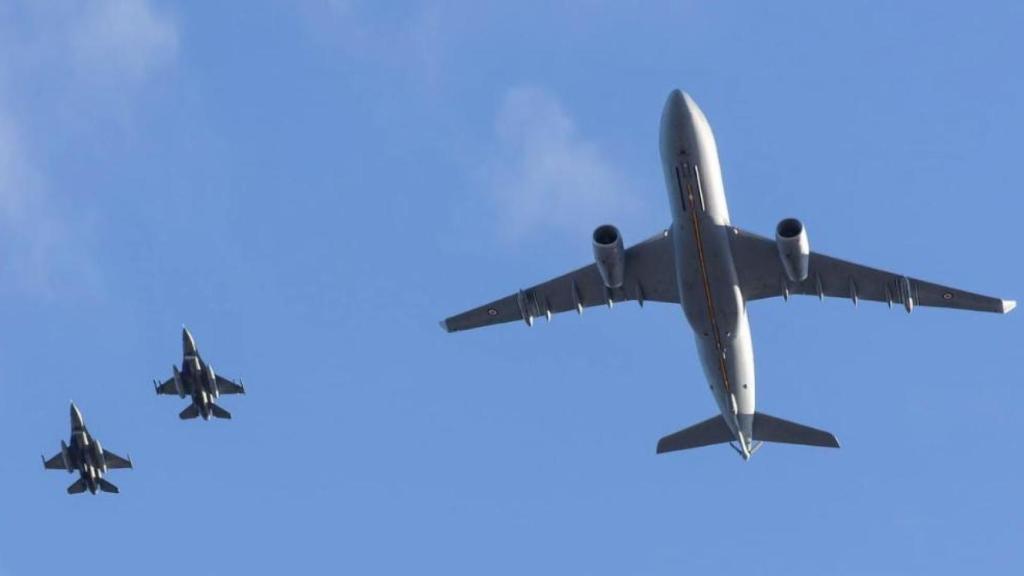 Una formación integrada por varios cazas y un A330 MRTT