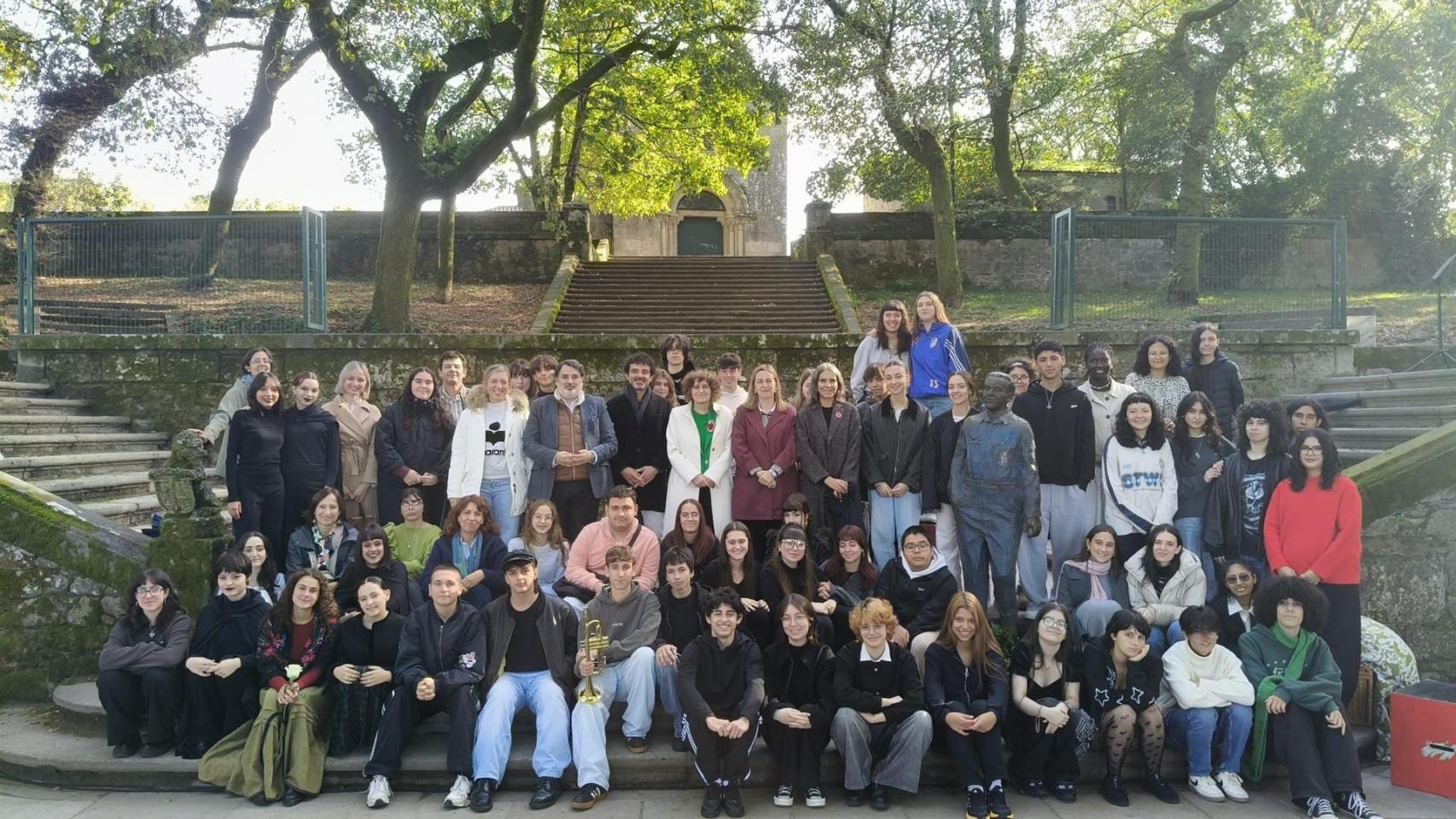Imagen del alumnado que participó en el homenaje.