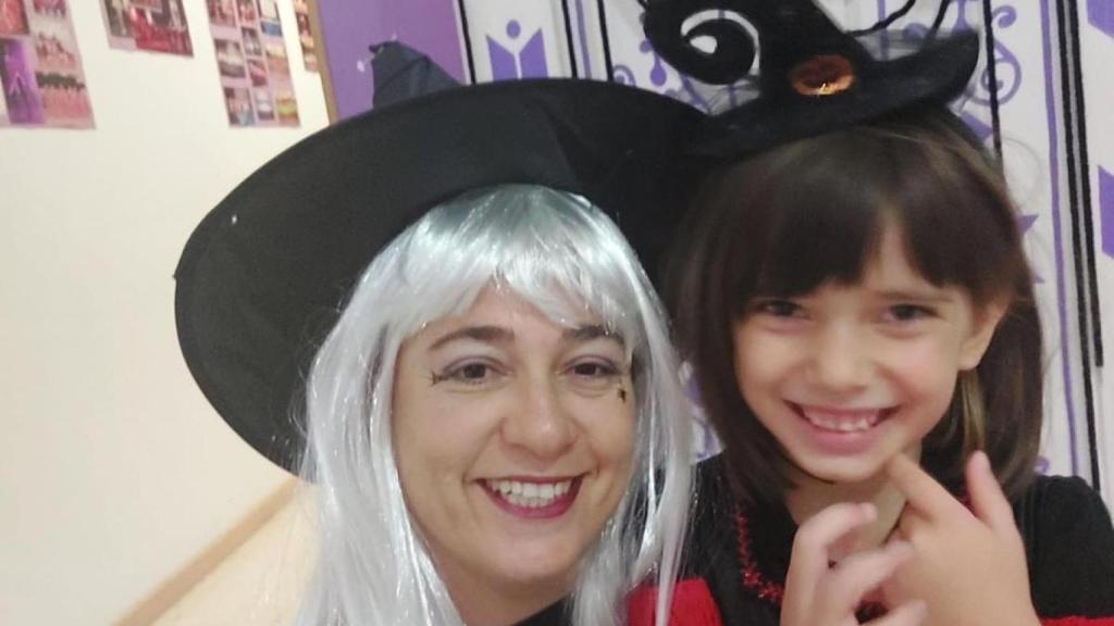 Érika, junto a su profesora de baile, Jessica.