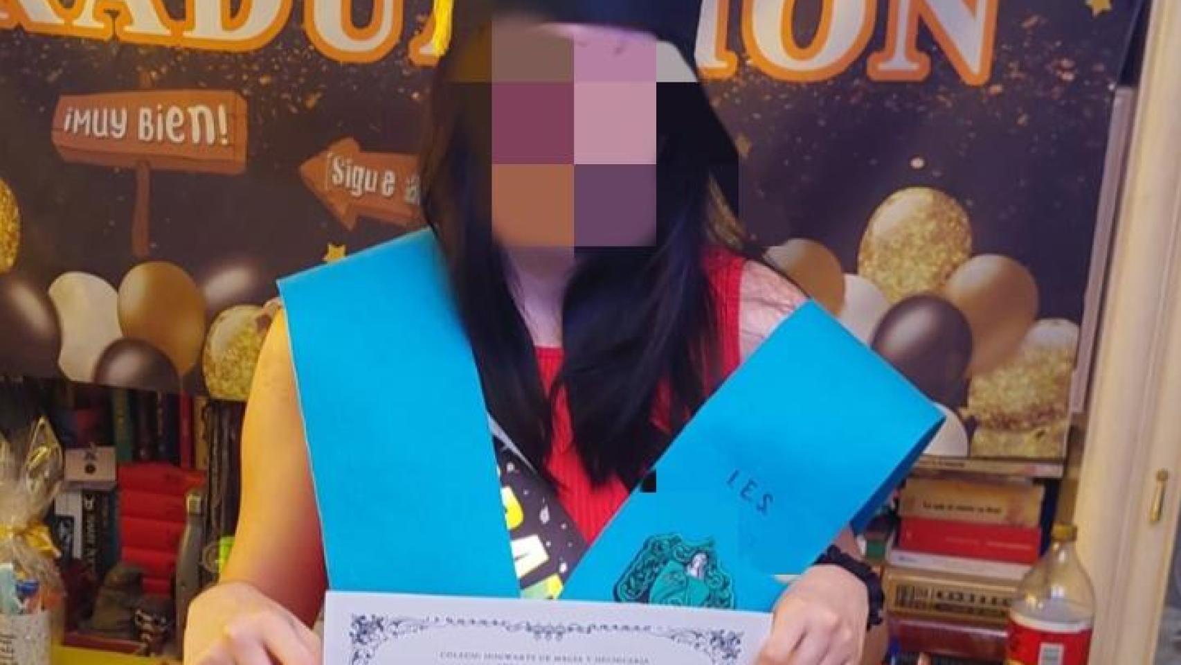Violeta en la graduación que su madre le organizó en casa.