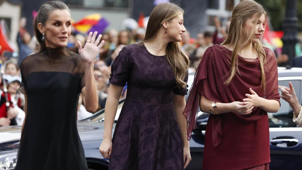 Letizia y sus hijas, Leonor y Sofía, saludando a su llegada al teatro.