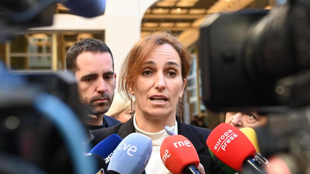 Mónica García atiende a los medios en el Consejo Interterritorial de este viernes.