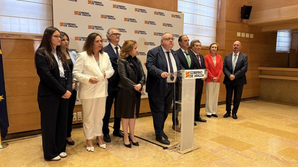 Los consejeros del PP ofrecen declaraciones a los medios tras su marcha del CISNS.