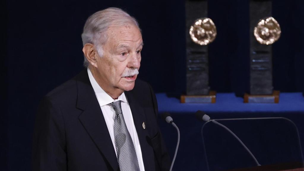 El escritor Eduardo Mendoza recibiendo el Premio Princesa de Asturias de las Letras. Foto: Chema Moya / EFE