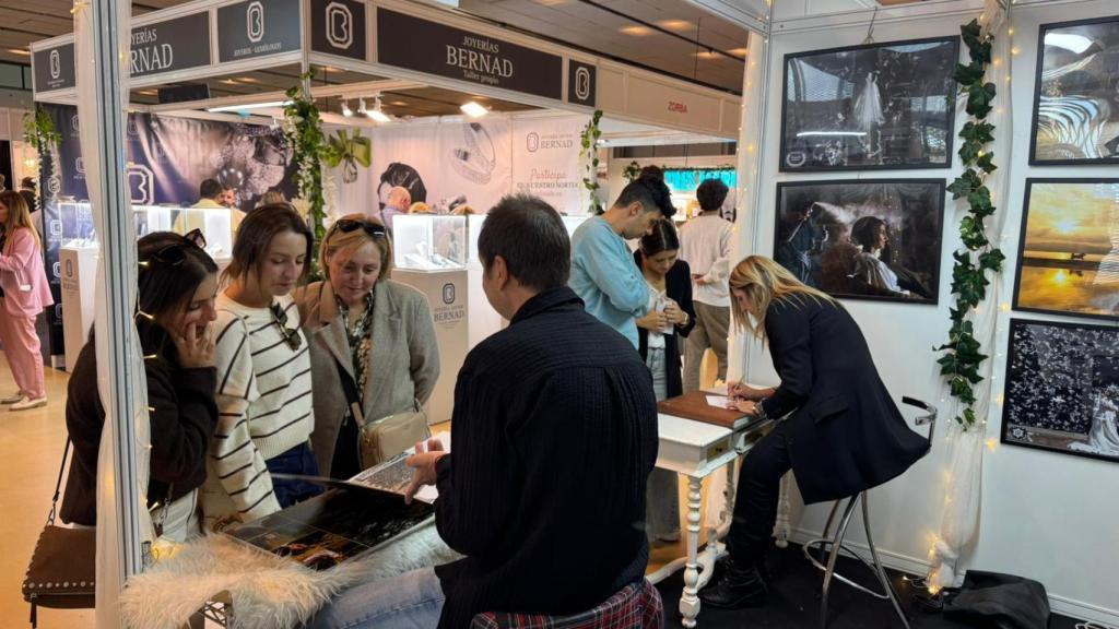 Personas en la feria Nupzial 2025.