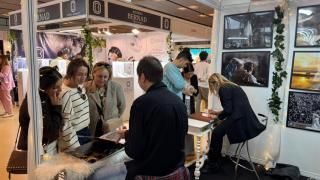 Personas en la feria Nupzial 2025.