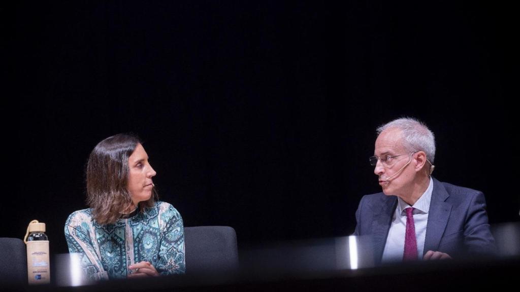 La presidenta de la Asociación de Inspectores de Hacienda del Estado, Ana de la Herrán, y el secretario de Estado de Hacienda, Jesús Gascón.