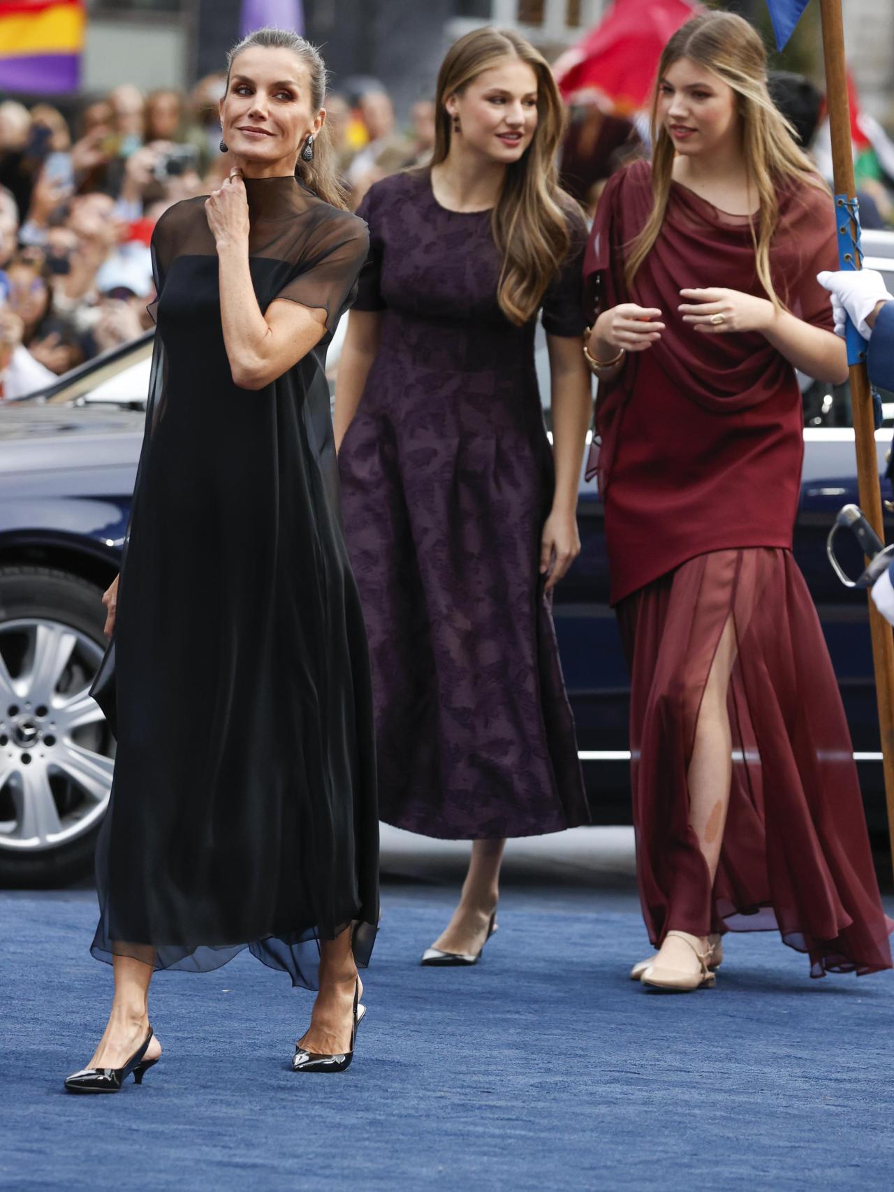 La reina Letizia, la princesa Leonor y la infanta Sofía a su llegada al Teatro Campoamor de Oviedo.