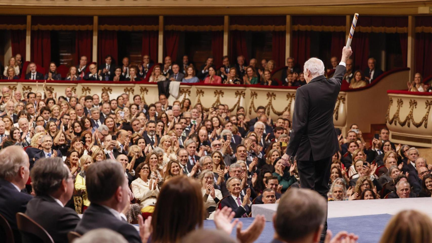 El escritor Eduardo Mendoza, saluda tras recoger el Premio Princesa de Asturias de las Letras, durante la ceremonia de entrega de los Premios Princesa de Asturias. Foto: Ballesteros