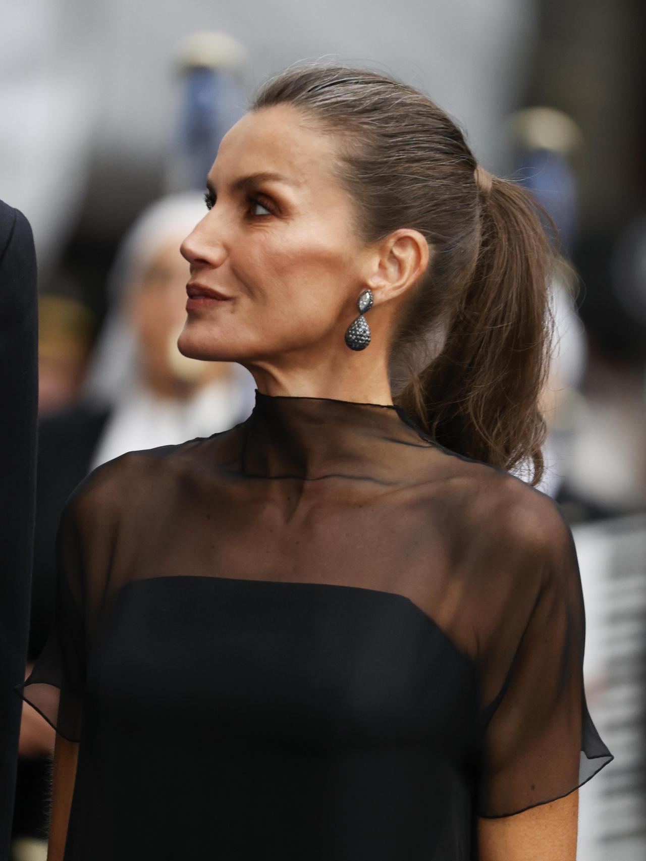 Detalle de los pendientes de la reina Letizia.
