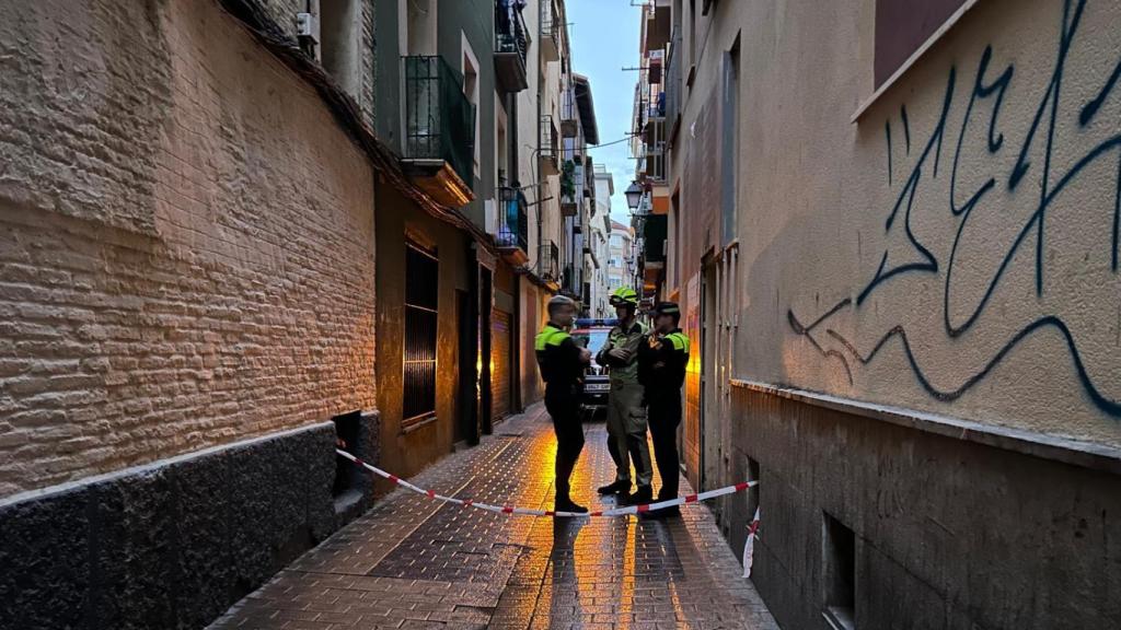 La Policía Local en una calle en el barrio del Gancho.