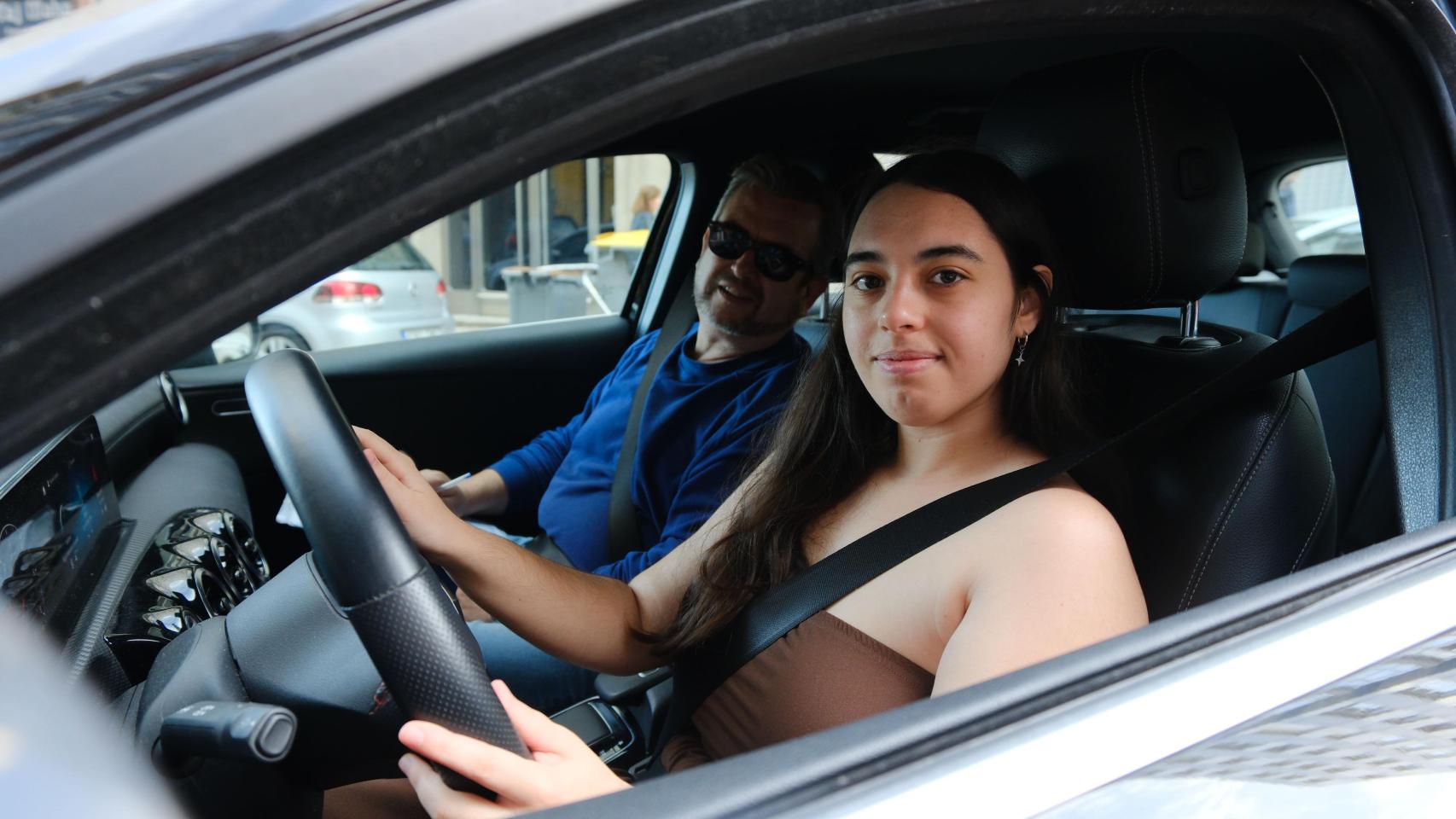 El profesor de la autoescuela Llano, Manuel Ogil, con su alumna Luisa