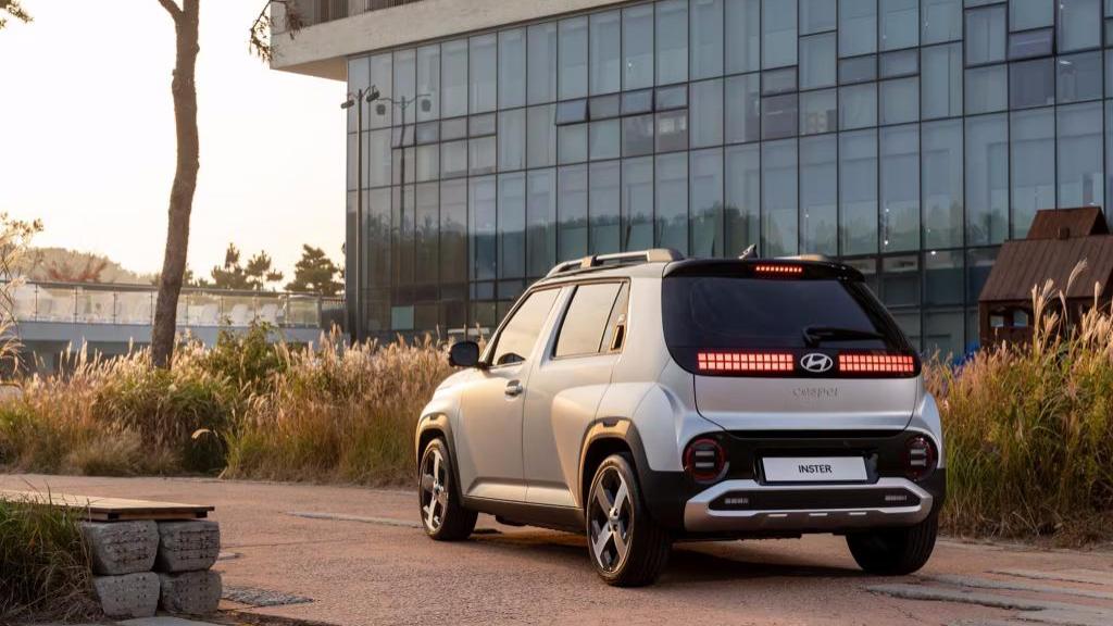 Vista tres cuartos trasera del Hyundai Inster