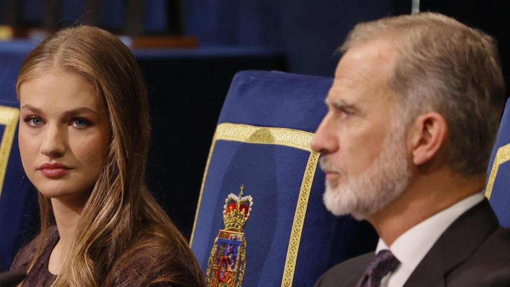 Felipe VI y la princesa Leonor, durante la ceremonia de entrega de los Premios Princesa de Asturias celebrada este viernes en el Teatro Campoamor de Oviedo.