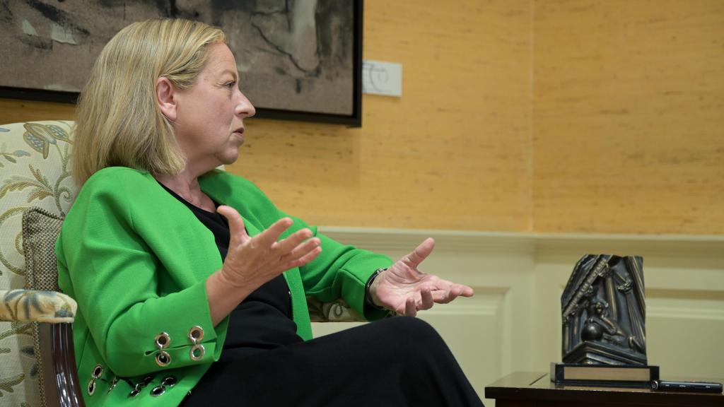 La exdiputada en el Congreso de Coalición Canaria, de perfil ante la grabadora, defiende la agenda canaria desde el Parlamento autonómico.