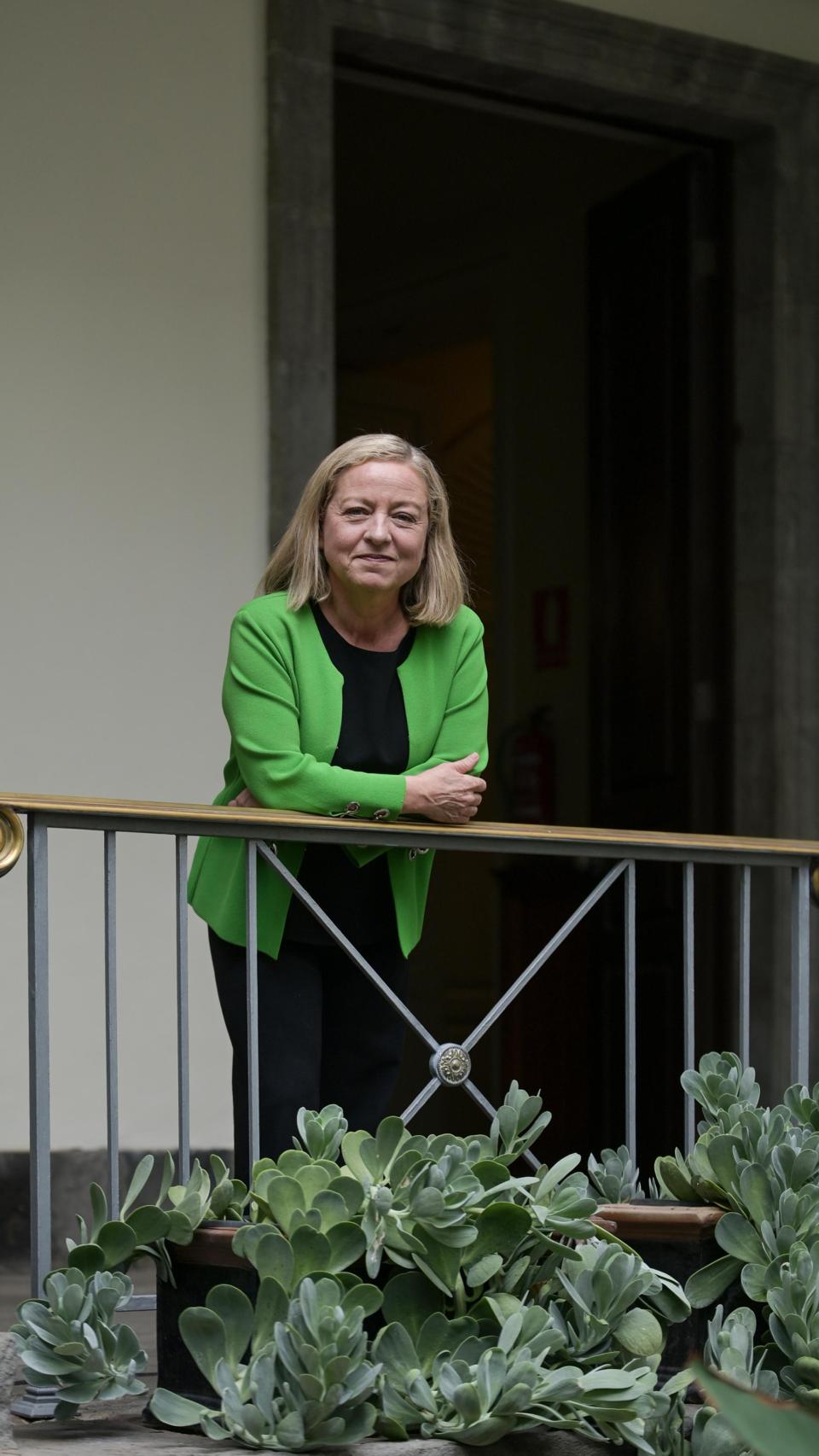 Ana Oramas, de pie en el patio de Santa Cruz, reivindica la hoja canaria: vivienda, servicios y control de las adjudicaciones de pandemia.