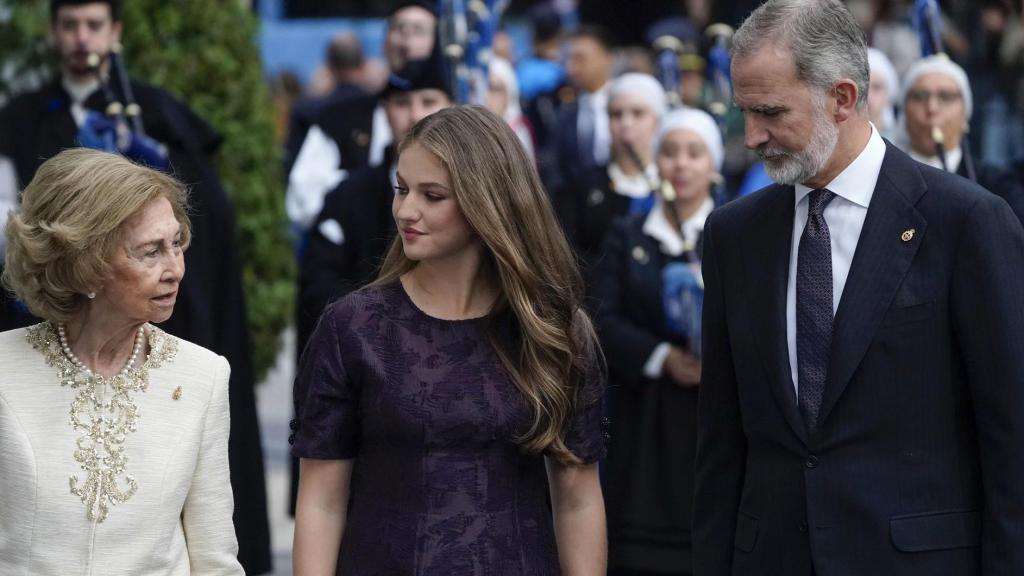 El rey Felipe, la princesa Leonor y la reina Sofía a su llegada a la ceremonia de entrega de los Premios Princesa de Asturias, este viernes en el Teatro Campoamor de Oviedo.