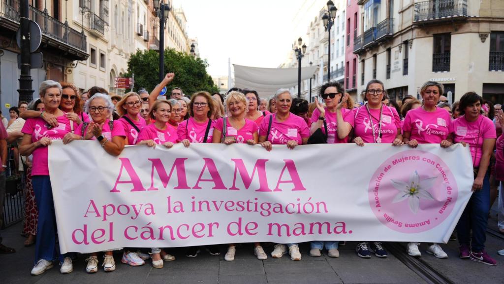 La presidenta de Amama, Ángela Claverol, en el centro de la pancarta en la manifestación del 8 de octubre por la crisis de los cribados.