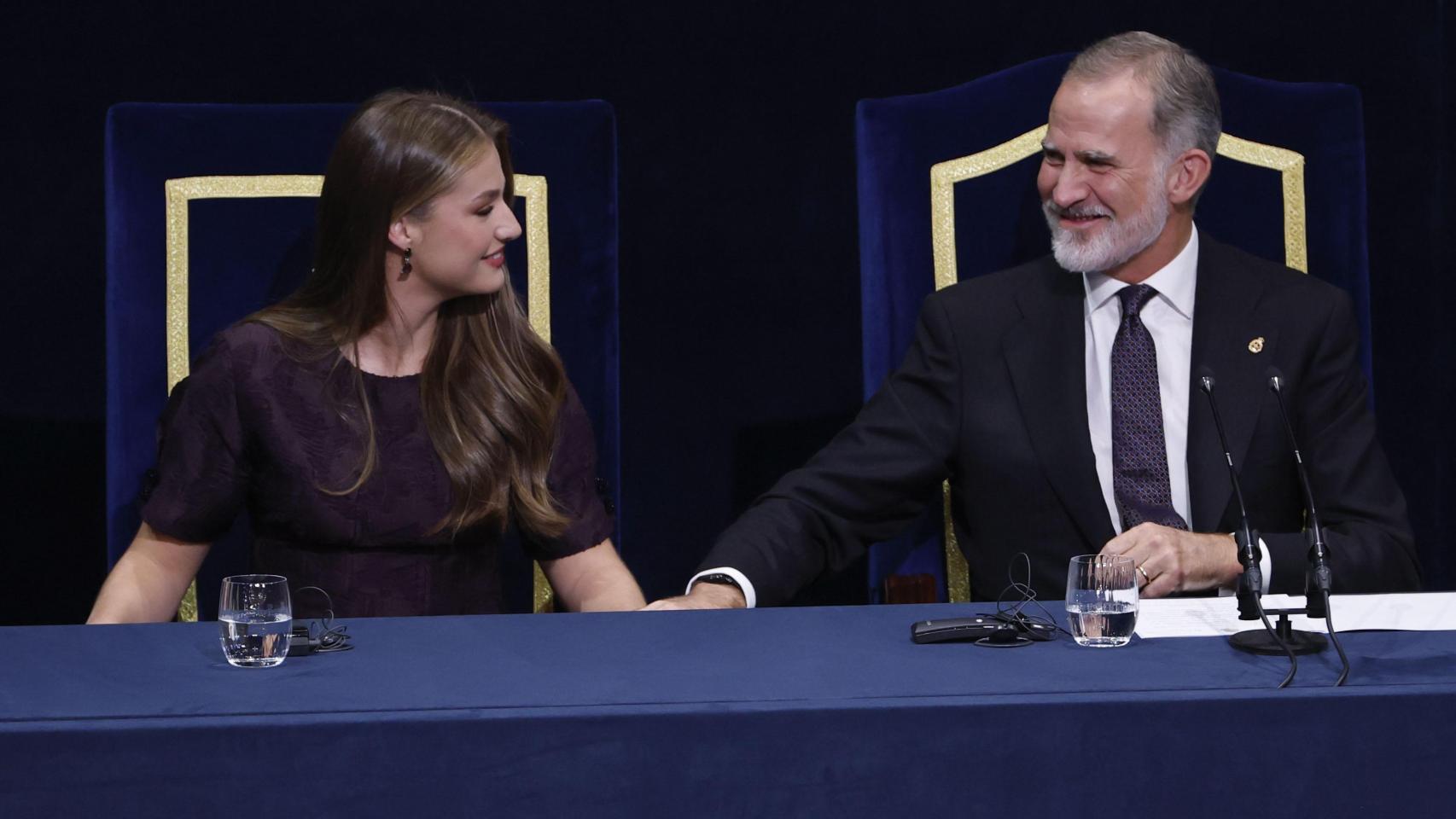 El rey Felipe VI y la princesa Leonor durante la ceremonia de entrega de los Premios Princesa de Asturias celebrada este viernes en el Teatro Campoamor, en Oviedo. Foto: EFE/Chema Moya