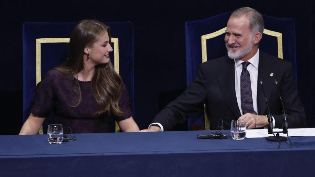 El rey Felipe VI y la princesa Leonor durante la ceremonia de entrega de los Premios Princesa de Asturias celebrada este viernes en el Teatro Campoamor, en Oviedo. Foto: EFE/Chema Moya