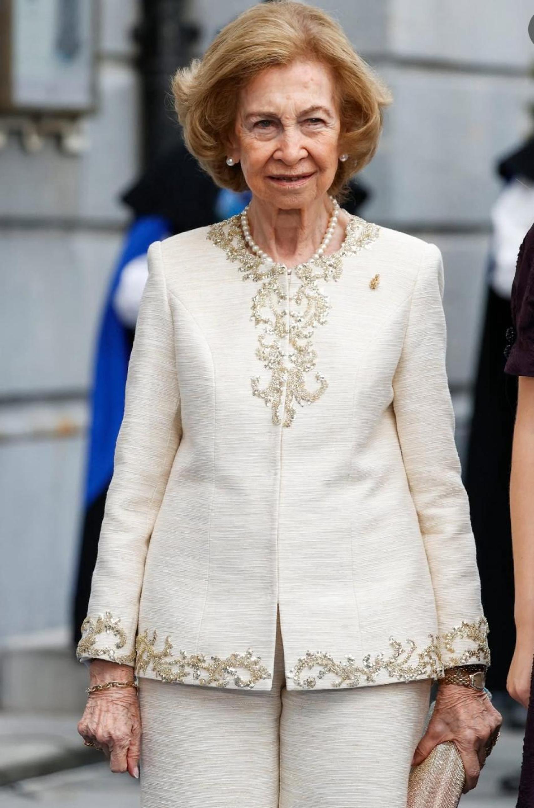 La Reina Sofía con el traje de Alejandro de Miguel.