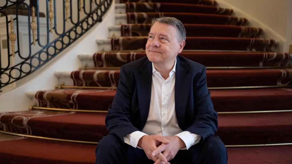 Jordi Sevilla, en las escalinatas del hotel.