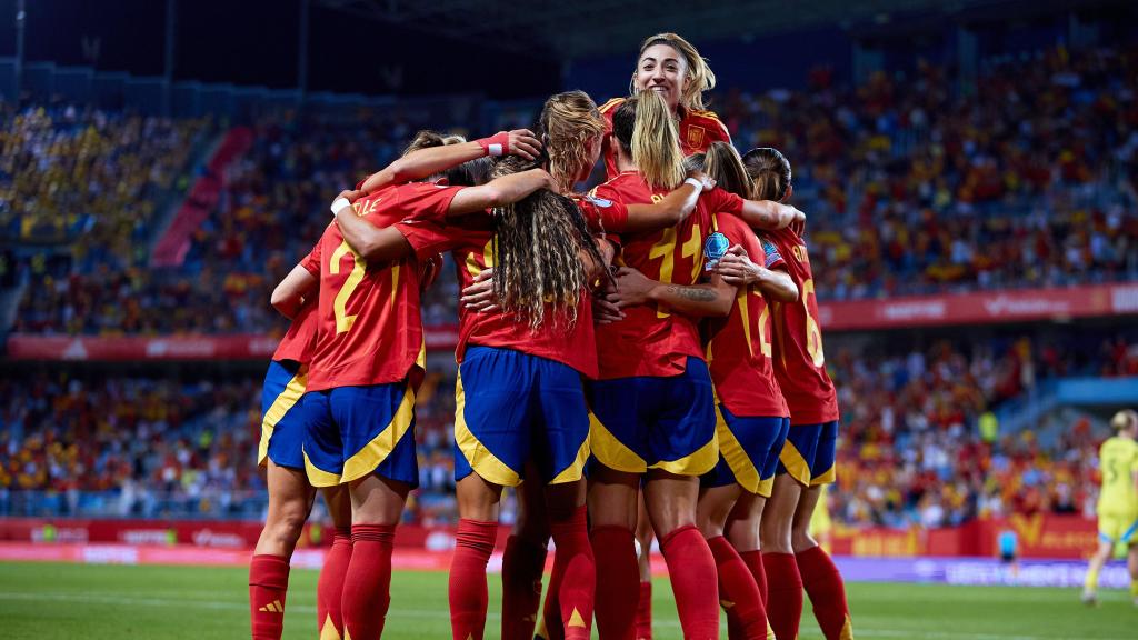 Las jugadoras de la selección española celebran uno de sus goles ante Suecia.