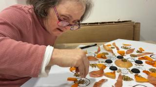 Maleni, trabajando en su tienda de Coia, Lamandala