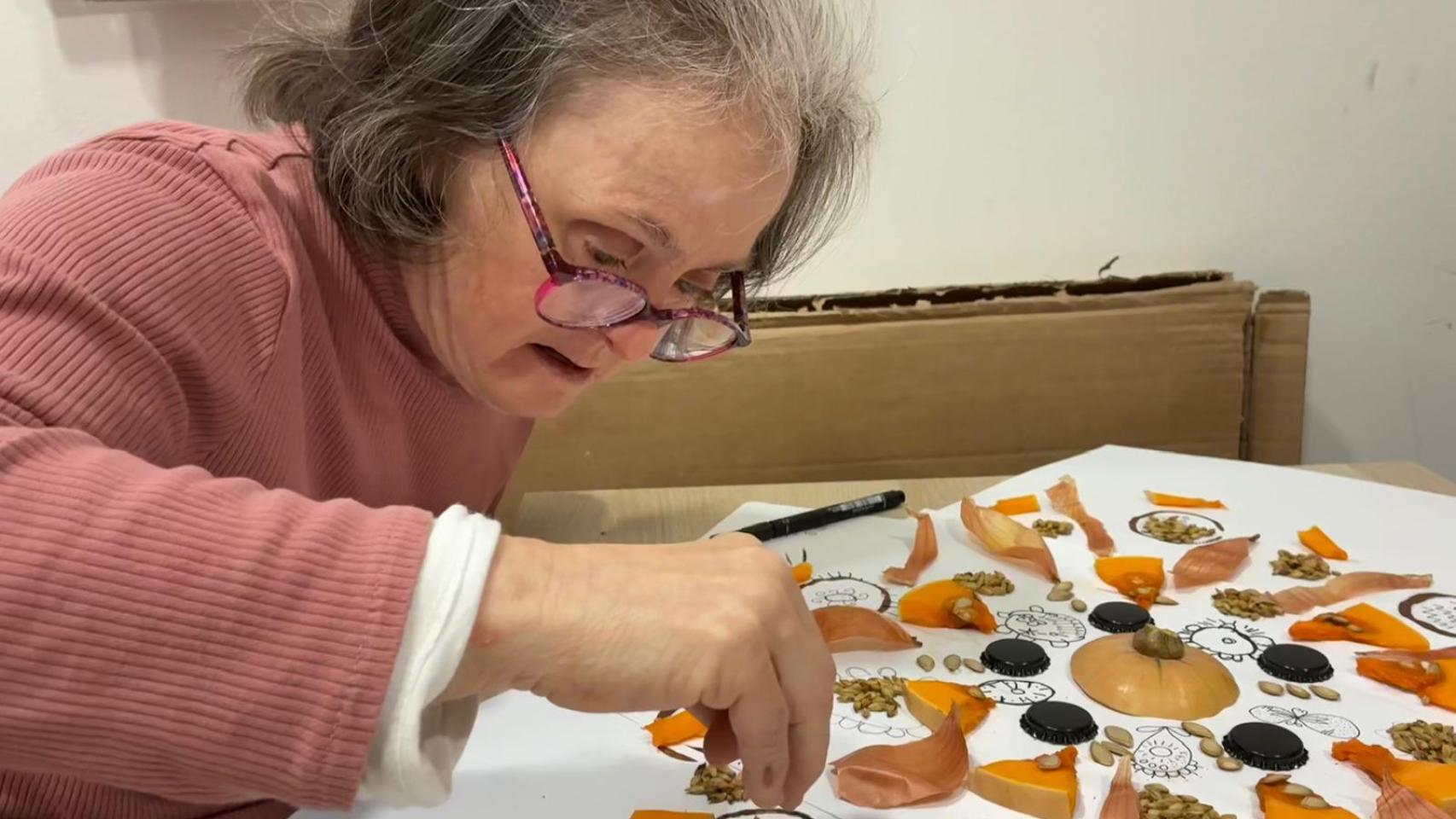 Maleni, trabajando en su tienda de Coia, Lamandala