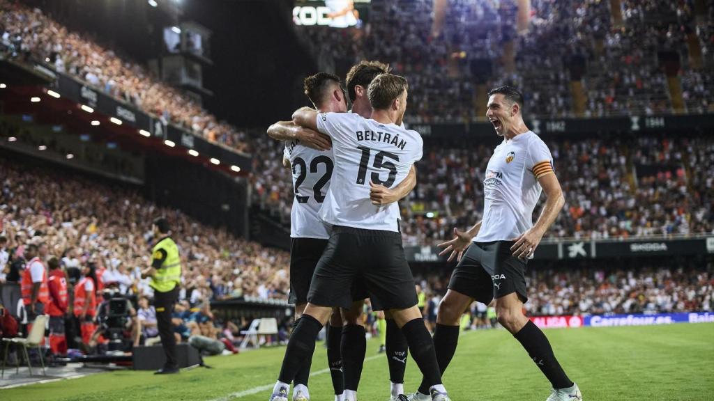 Baptiste Santamaria celebra un gol con sus compañeros del Valencia