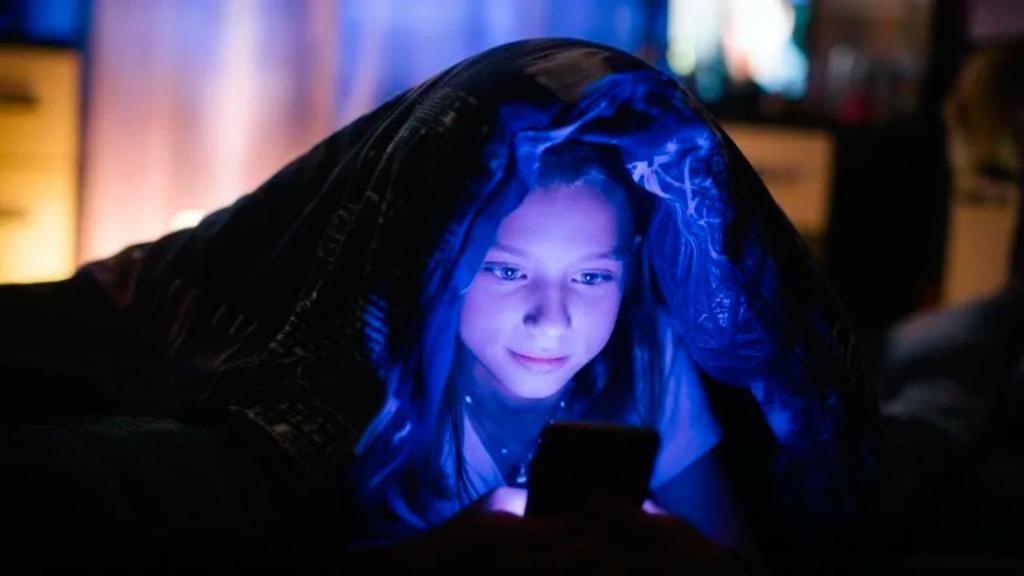 El uso de pantallas por la noche aporta una dosis extra de luz azul que puede afectar al sueño y a la salud.