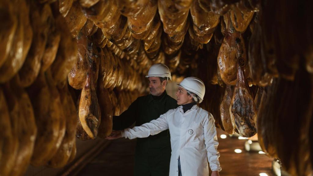 Jamones Cinco Jotas en su proceso de curación.