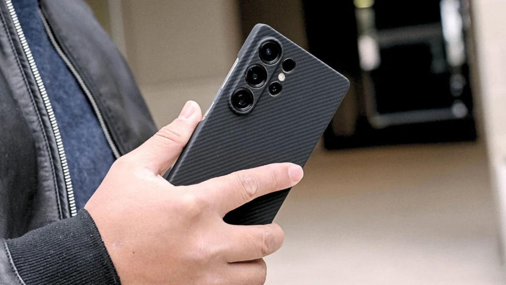 Samsung Galaxy S26 Ultra con una funda no oficial