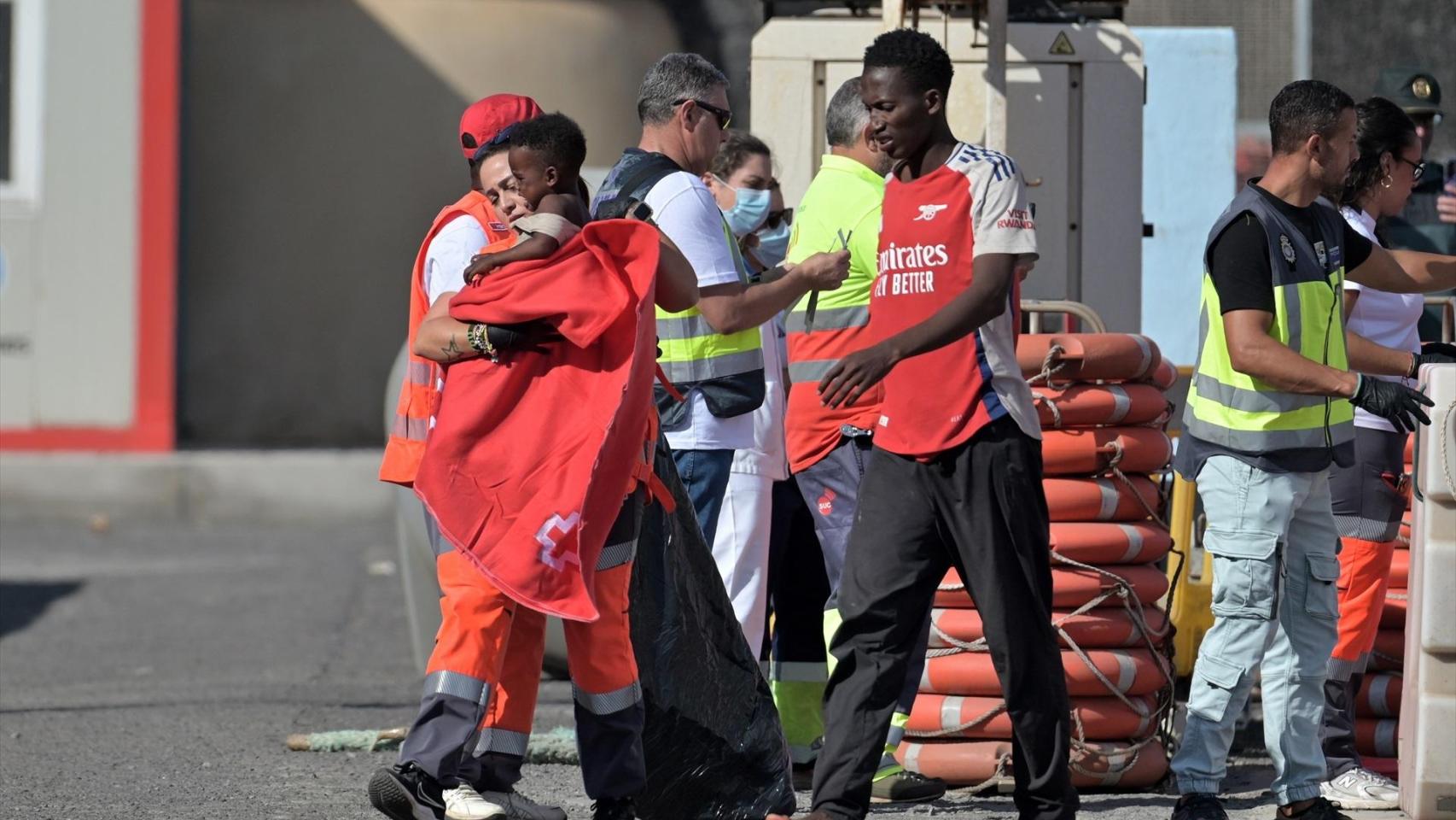 Efectivos de emergencias atienden a 230 migantes, entre ellos 13 mujeres y seis menores, en La Restinga (El Hierro).