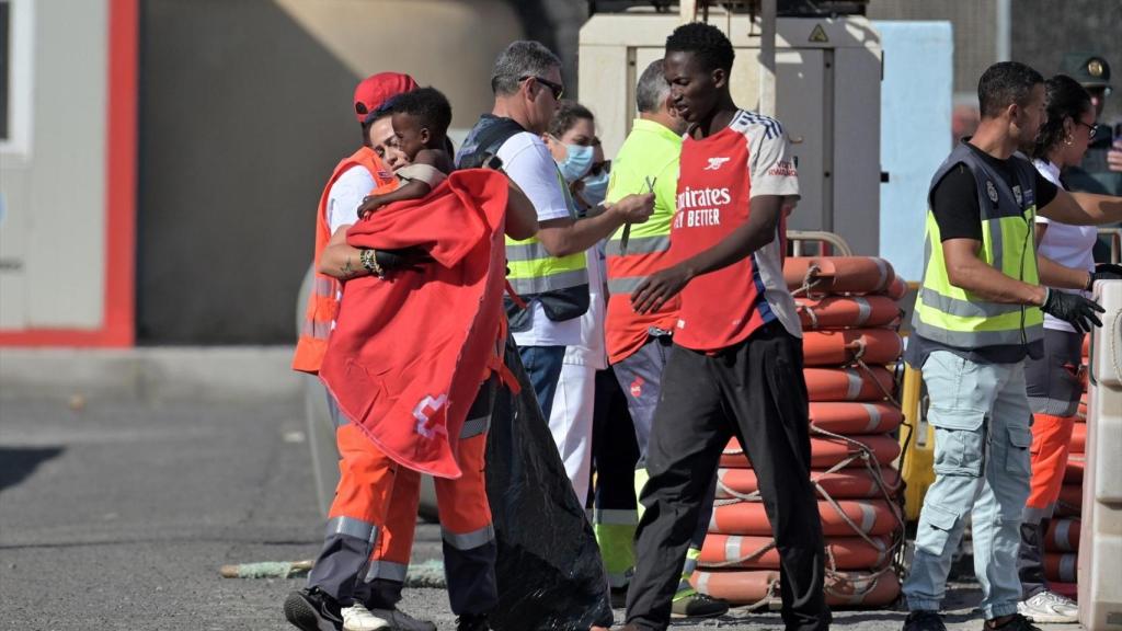Efectivos de emergencias atienden a 230 migantes, entre ellos 13 mujeres y seis menores, en La Restinga (El Hierro).