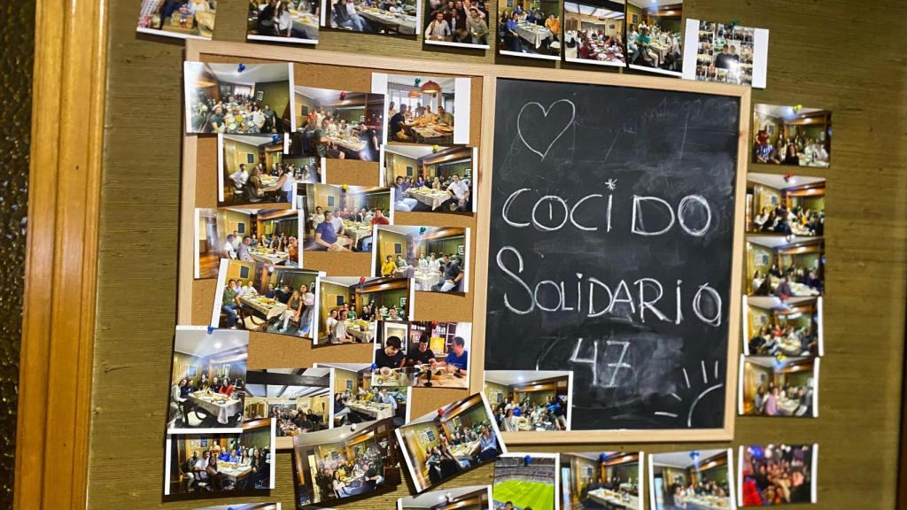 El tablón con todas las fotos de los 'cocidos solidarios'.