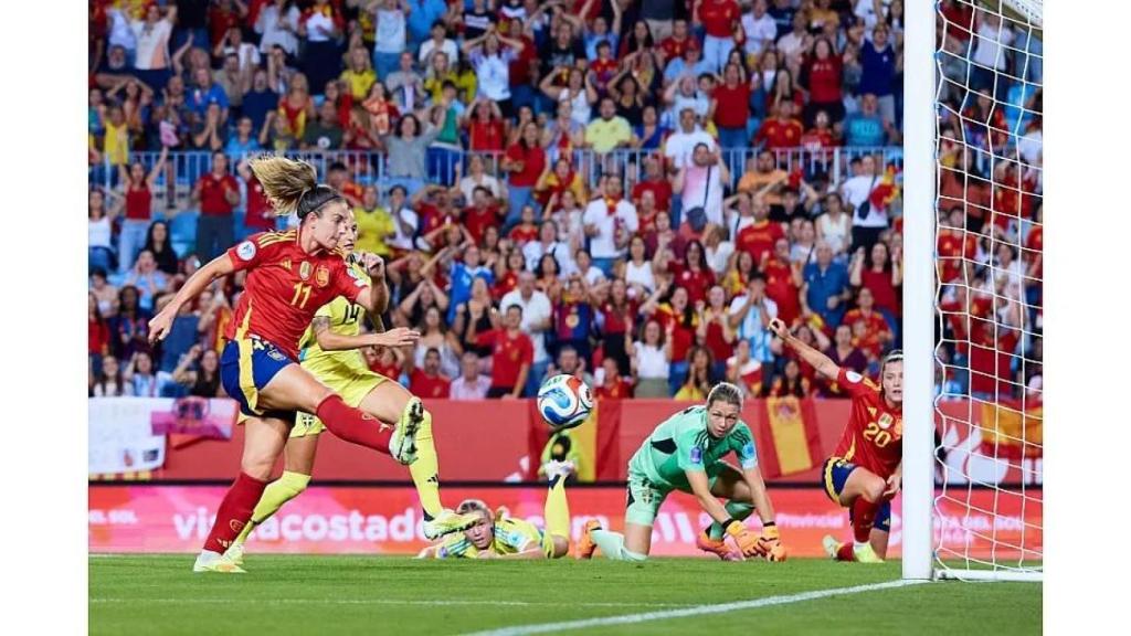 Alexia Putellas remata a gol con España en La Rosaleda