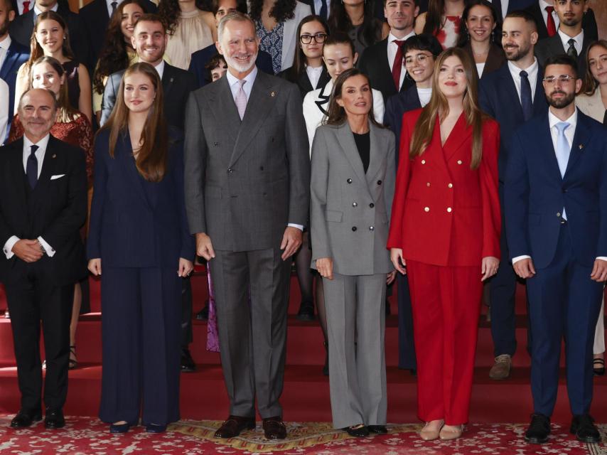 La Familia Real, junto a los galardonados con los Premios Fin de Grado 2024 de la Universidad de Oviedo.