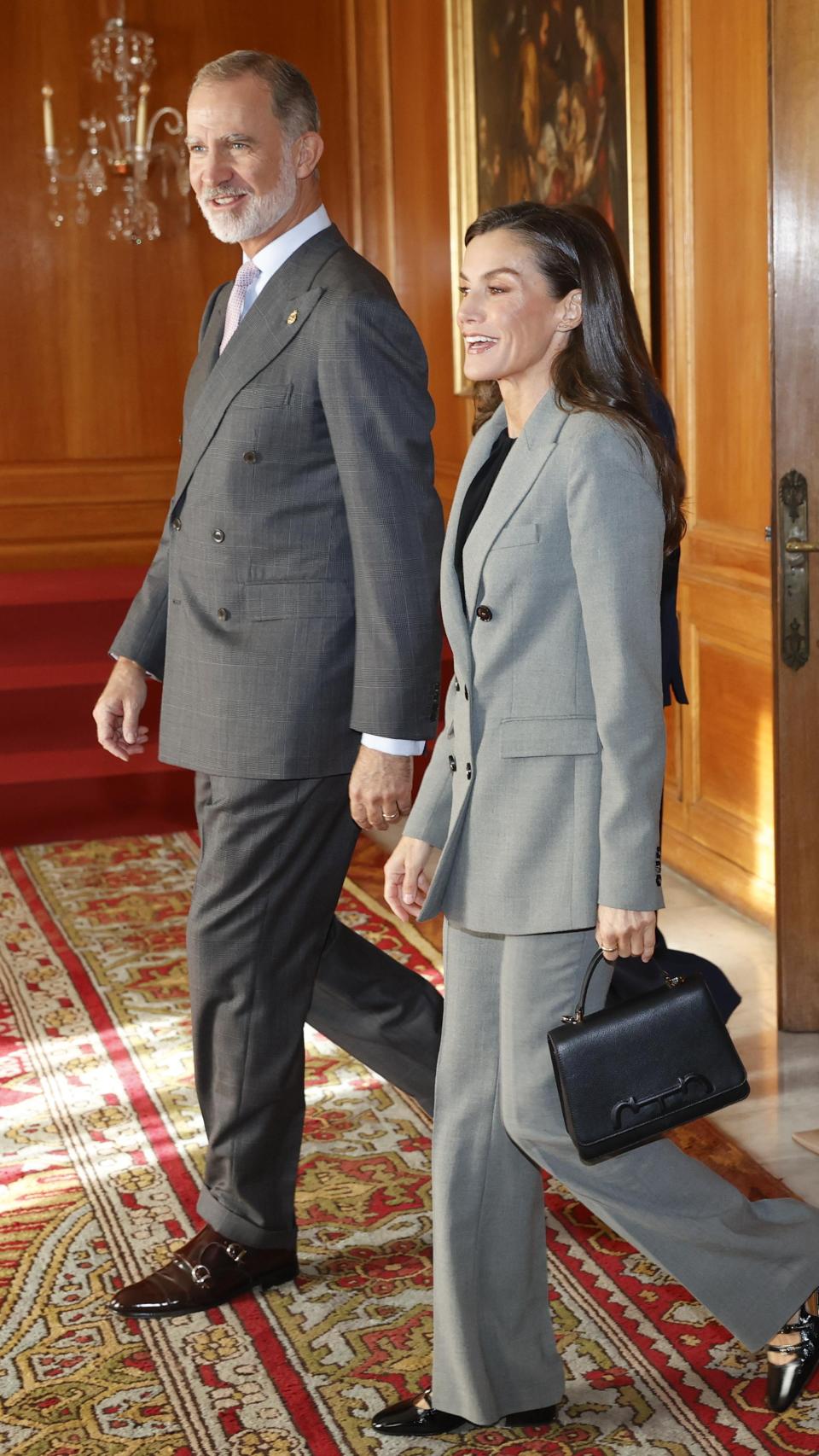 La Reina, con bolso de Carolina Herrera y zapatos de Sézane.