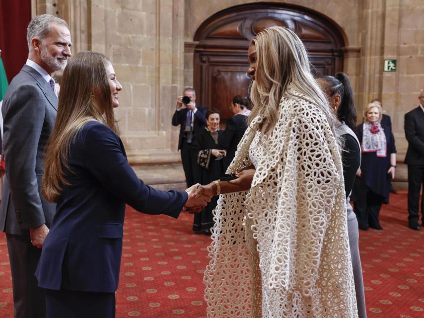 Serena Williams saluda a la princesa Leonor.