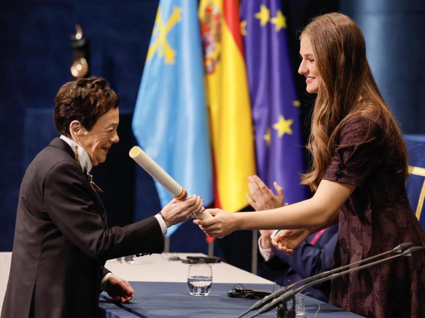 La Princesa entrega el premio a la fotógrafa mexicana Graciela Iturbide.