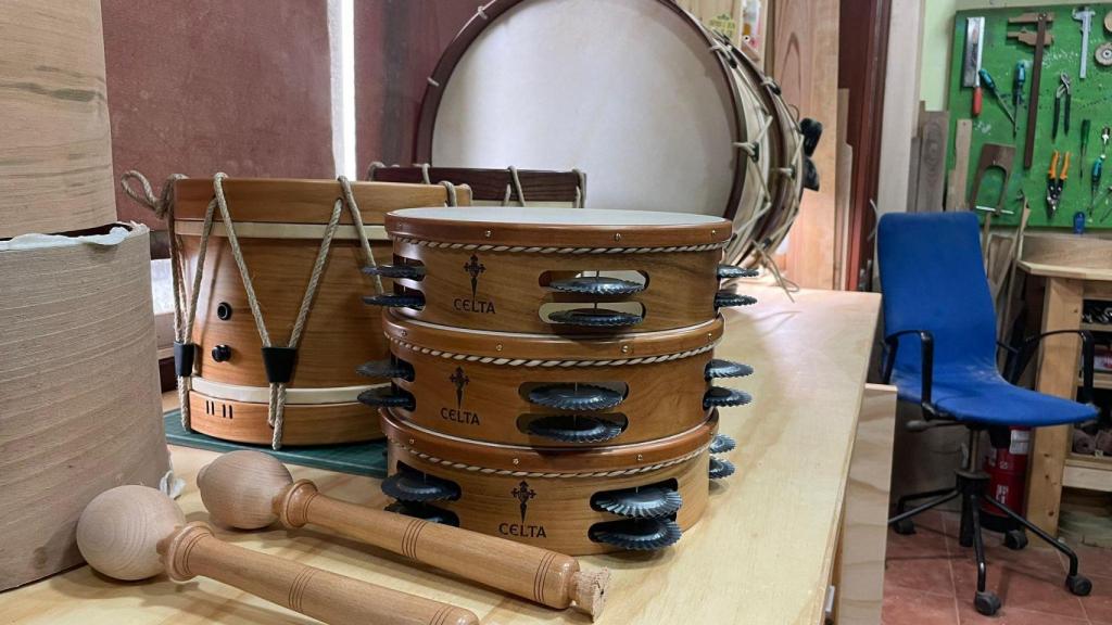 Las panderetas que Miguel elabora para el Celta.