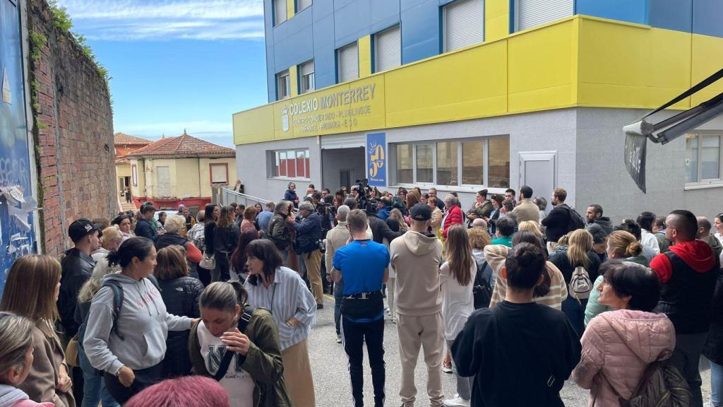 Concentración en el Colexio Monterrey de Vigo por un presunto caso de acoso.