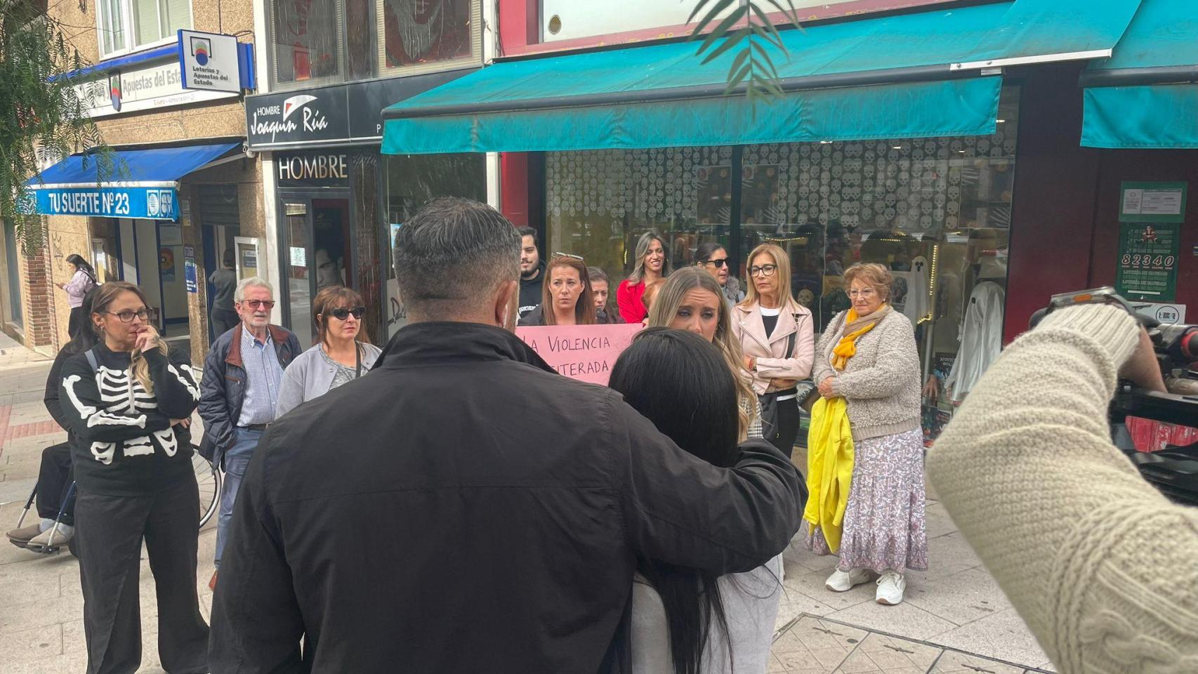 Los padres de la menor, de espaldas.