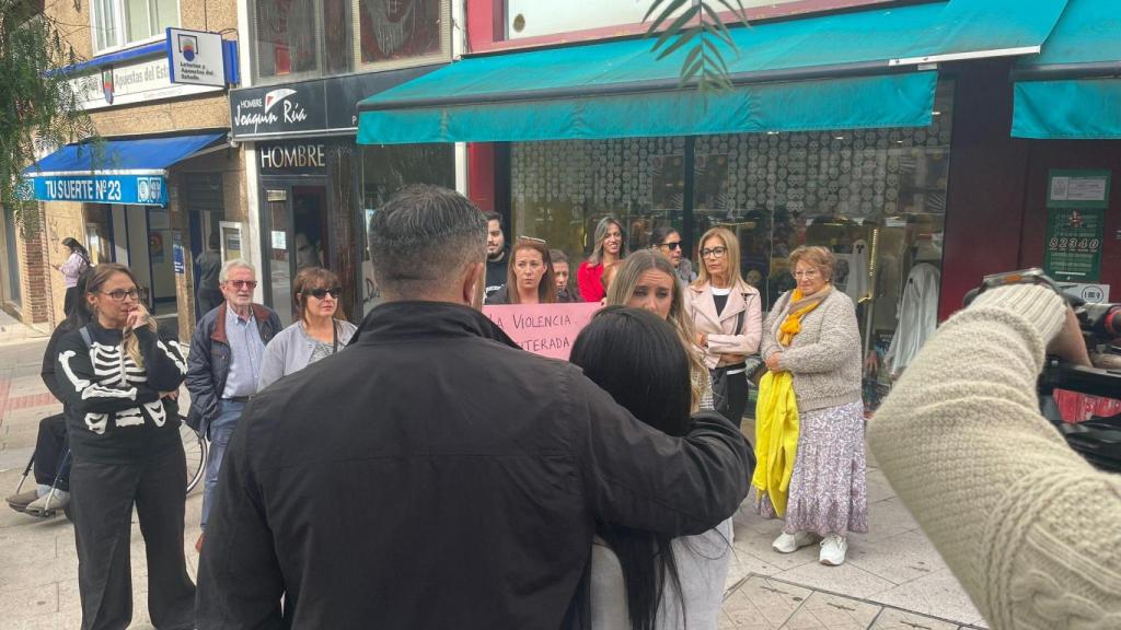 Los padres de la menor, de espaldas.