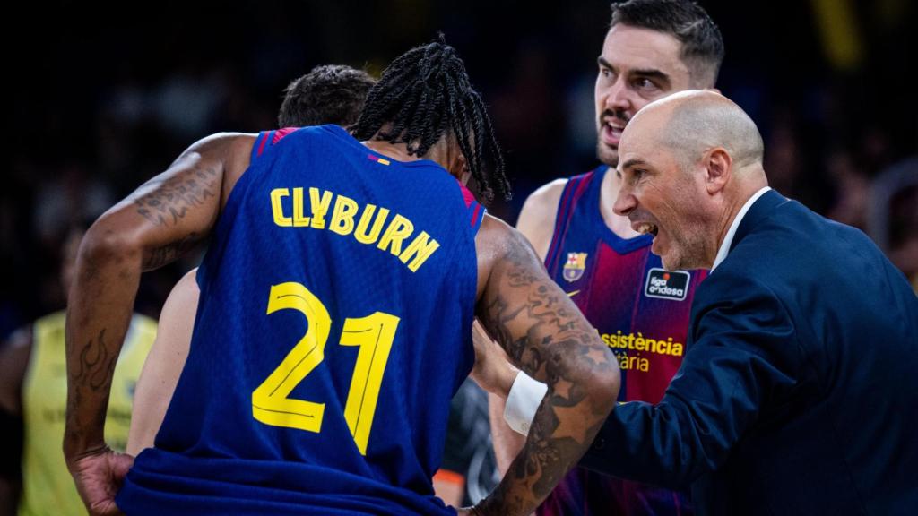 Joan Peñarroya dando órdenes a los jugadores del Barça