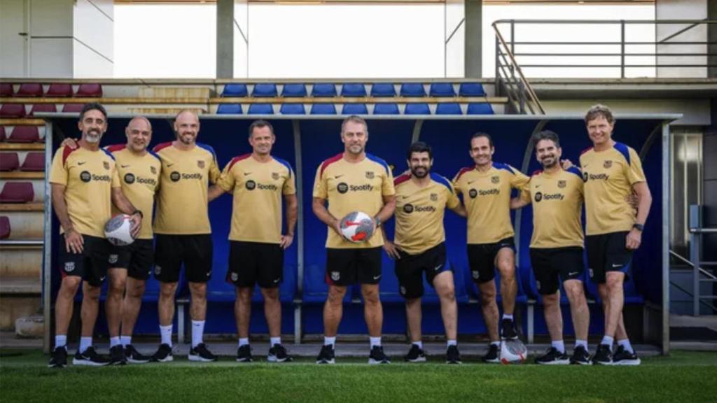 Hansi Flick, en el centro, junto a su staff técnico en el FC Barcelona