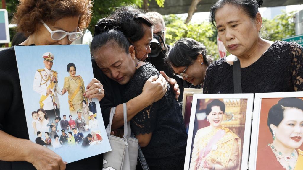Un grupo de tailandeses lamenta el muerta de la reina emérita Sirikit de Tailandia.